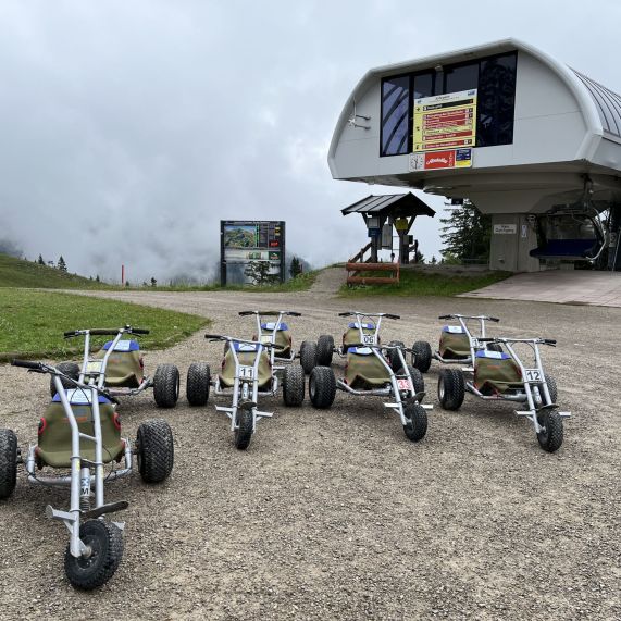 2024_Julia Keck_ABSG_mountaincarts wait